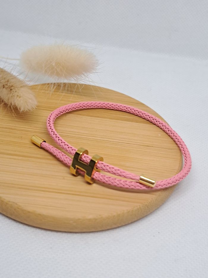 Bracelet rose tressé avec fermoir H doré – style chic & tendance - photo numéro 3