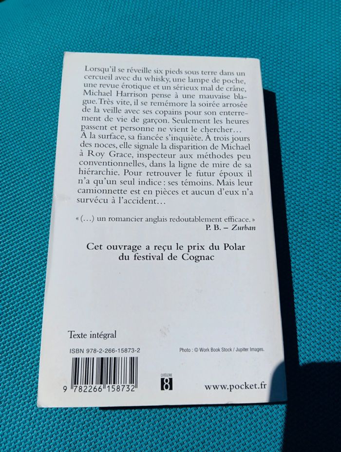 Thriller péter James comme une tombe - photo numéro 2