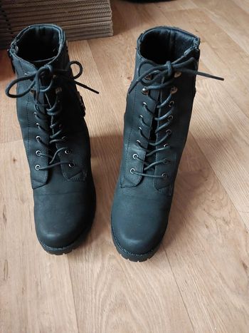 Bottines lacet a fermeture taille 39 talon.