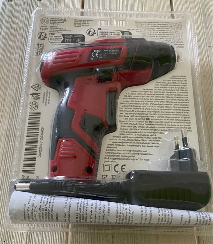 Perceuse avec accessoires et chargeur Neuf, encore scellé - photo numéro 3