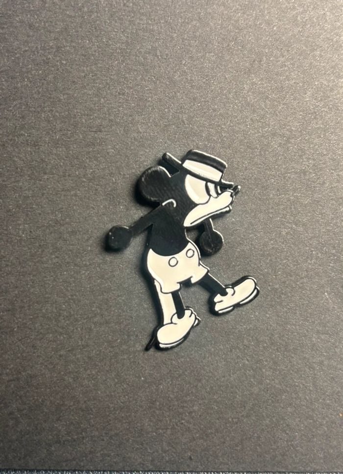 Superbe pin’s Mickey noir et blanc en colère
