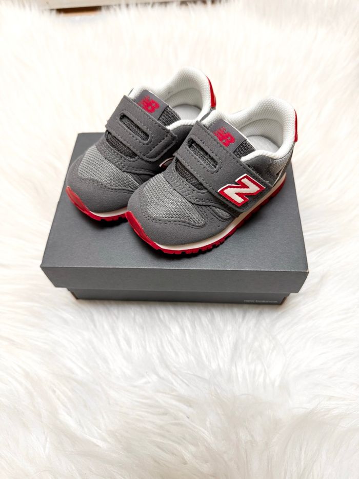 Baskets New Balance bébé – taille 20,5 – gris/rouge – Neuf avec étiquette - photo numéro 6