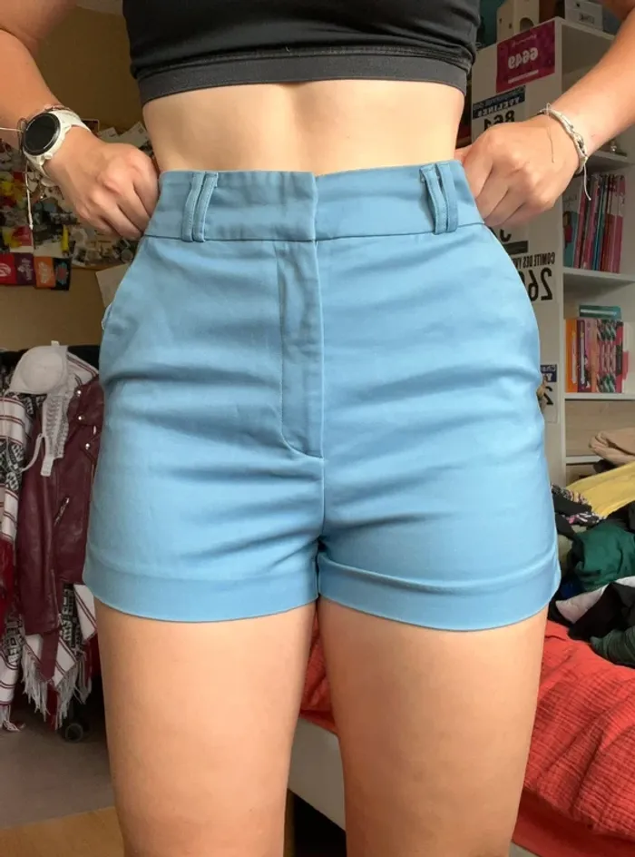 Short bleu Stradivarius taille 38 neuf