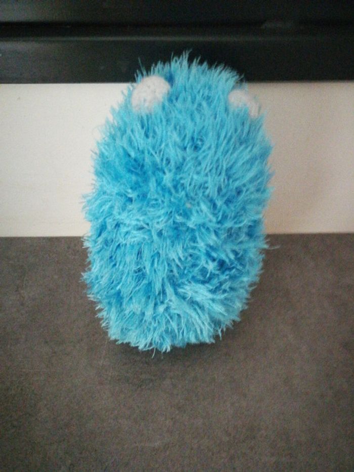 Peluche amigurumi hérisson bleu fait main au crochet - photo numéro 2