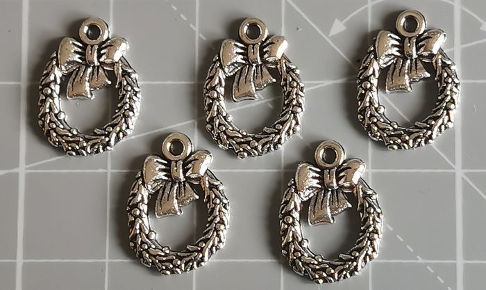 5 x pendentifs "couronne de gui"en métal argenté vieilli - photo numéro 2