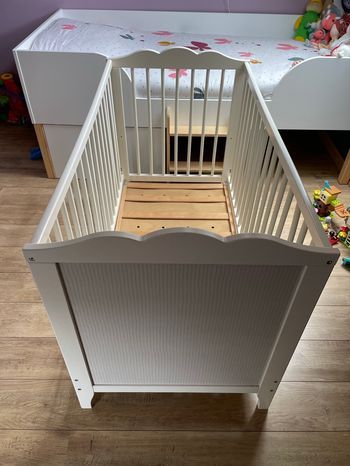 Lit bébé à barreaux