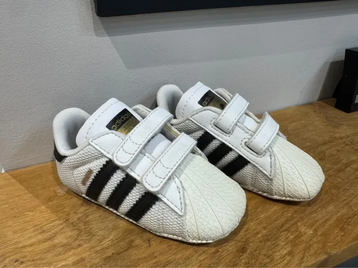 Chaussure chausson Adidas bébé taille 19