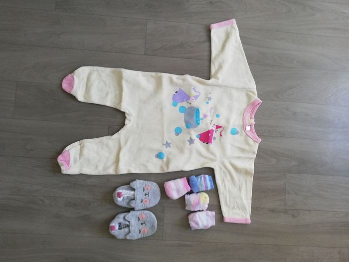 Lot pyjama , chausson et 4 paires chaussettes 3 mois fille
