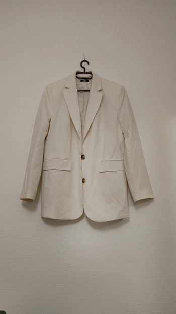 Veste blazer épaulette blanc crème en très bon état pas porté taille 40