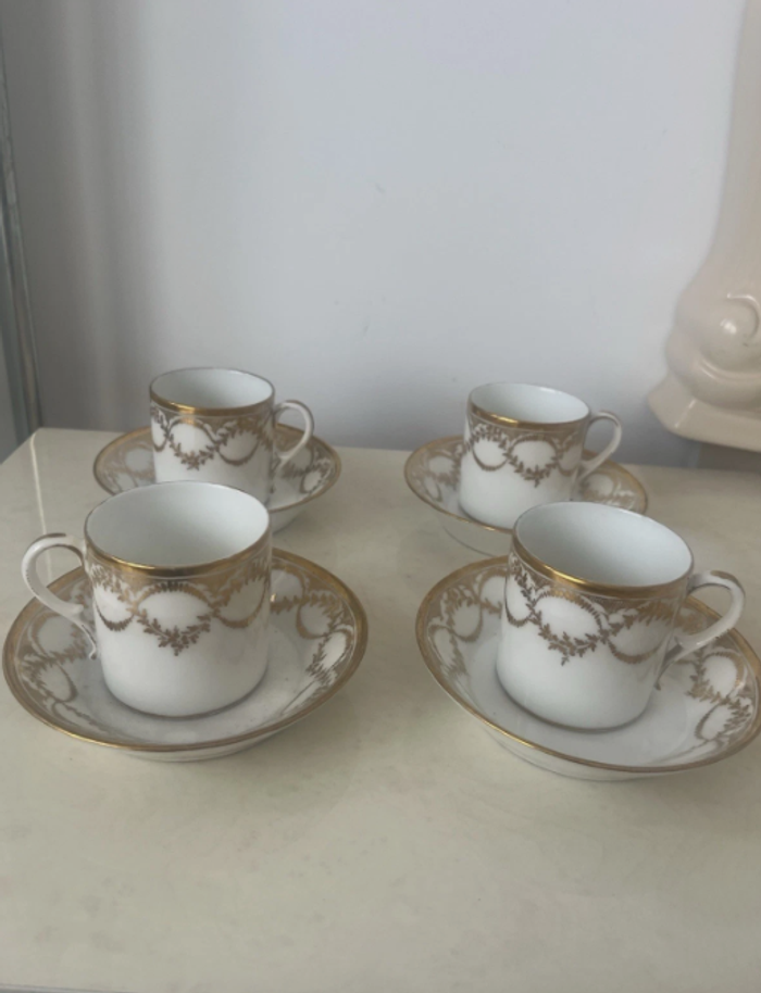 4 tasses en porcelaine