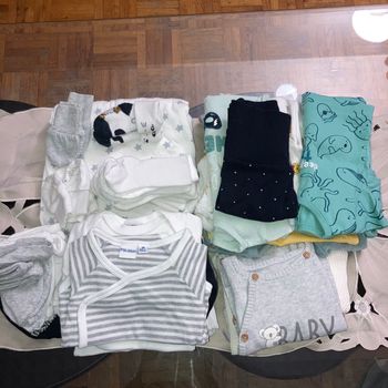 Vêtements 1 mois bb 1 acheté à autour du bébé très peu servie lès