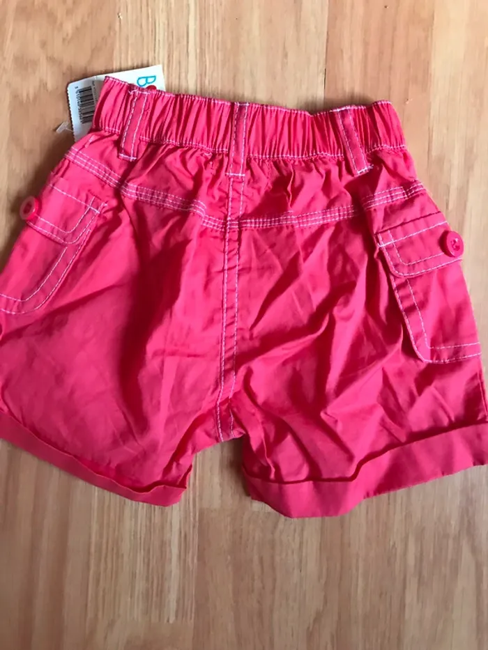 Short 9 mois rouge neuf avec etiquettes - photo numéro 2