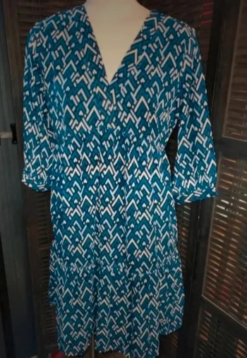 Très belle robe bleu bonheur manches transparentes