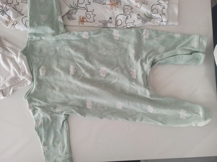 Lot pyjama body 6 mois - photo numéro 2