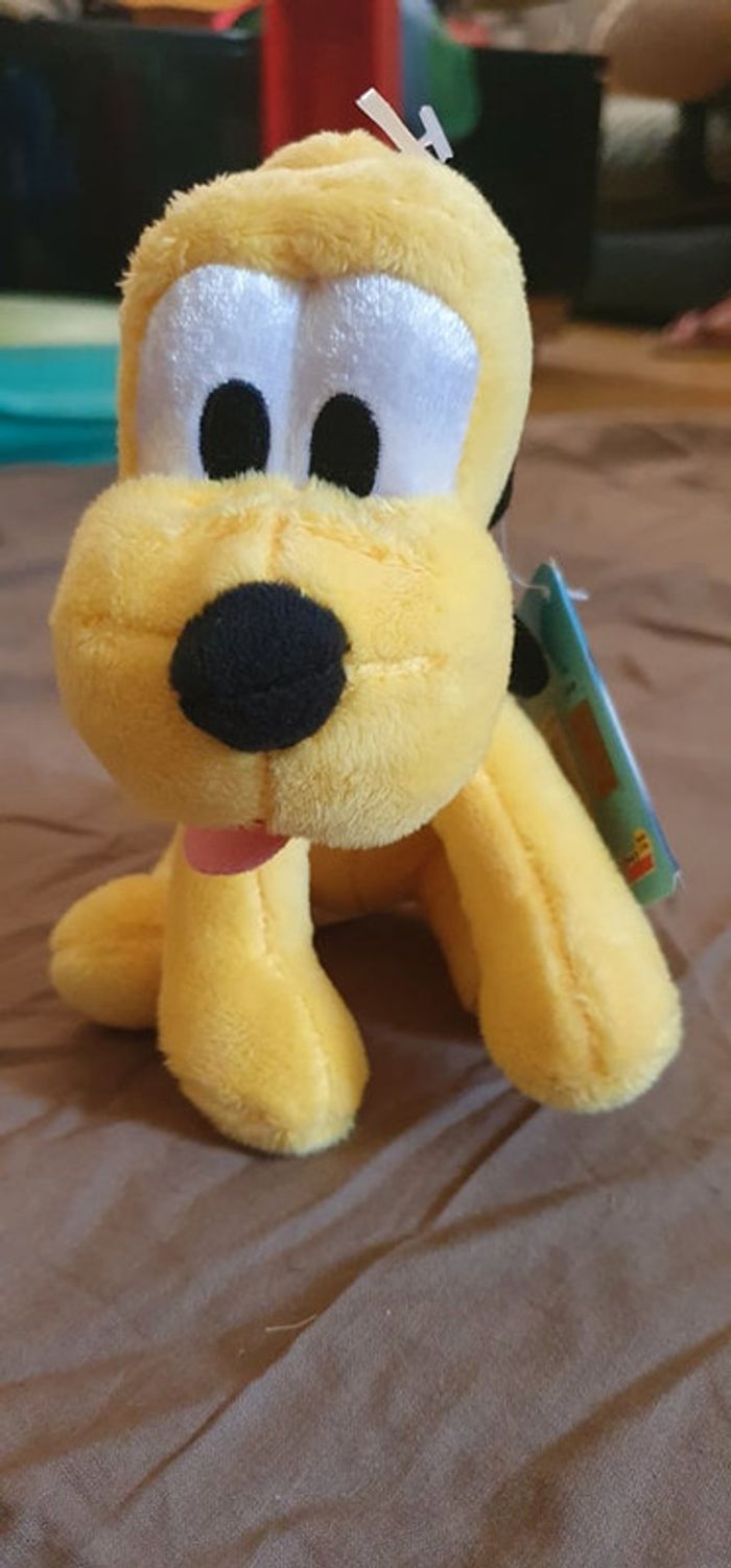Peluche Pluto assis (b)