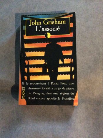#l’associé John Grisham.               )