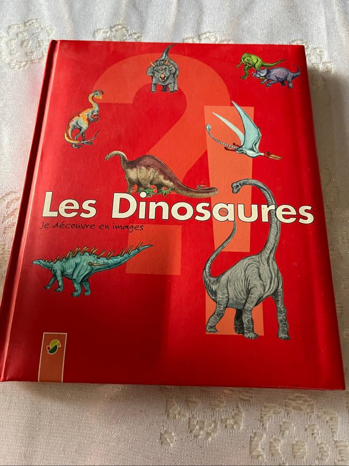 Livre. Je découvre en images. Les Dinosaures neuf