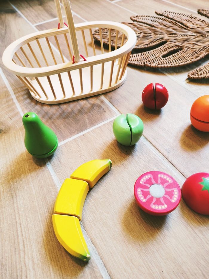 🍓Dinette corbeille/panier avec fruits en bois à scratch marque New classic toys - photo numéro 2