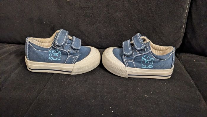 Paire de petites baskets garçon pointure 18 - photo numéro 2