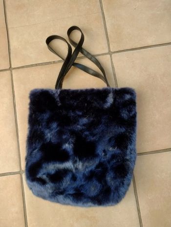 Sac à main imitation fourrure bleu marine