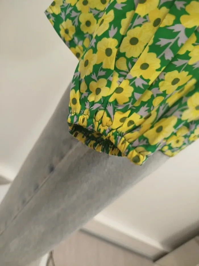 Blouse légère manches longues à volants col en V volanté fleurs jaune et vertes A - photo numéro 7
