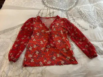 Haut manches longues rouge à motifs