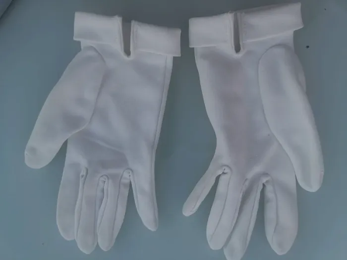 Jolis gants blancs pour mains d'enfant - photo numéro 2
