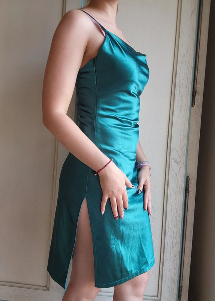 Robe verte satinée fendue - photo numéro 2