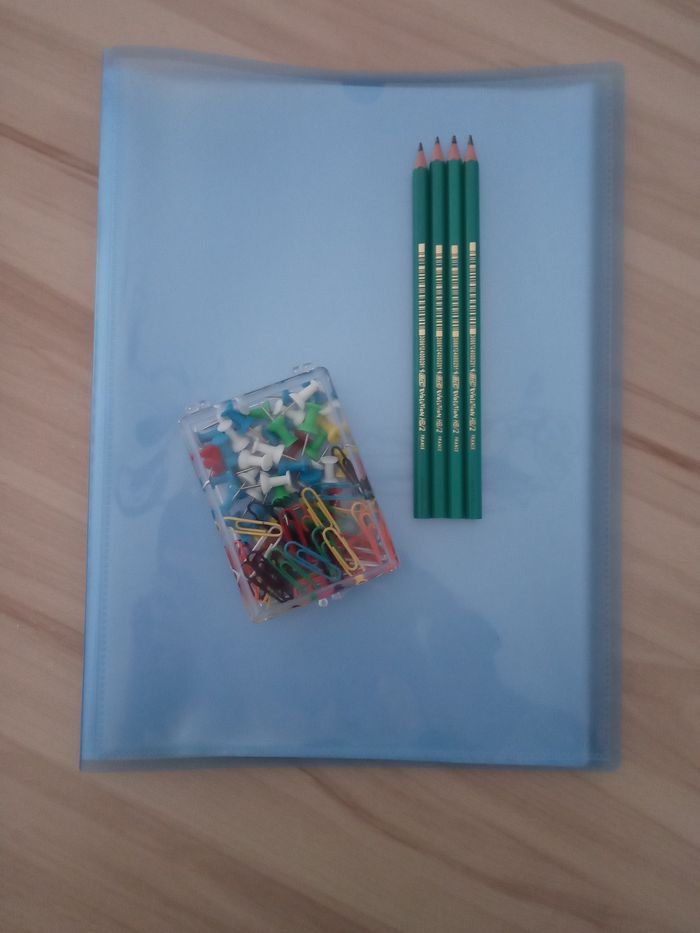 Lot porte documents, crayons papier, trombones et punaises - photo numéro 7