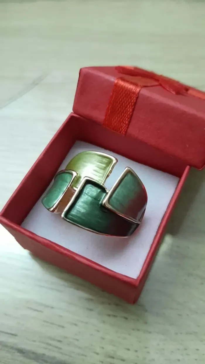 Bague émaillée, couleur verte et doré, taille élastique - photo numéro 3