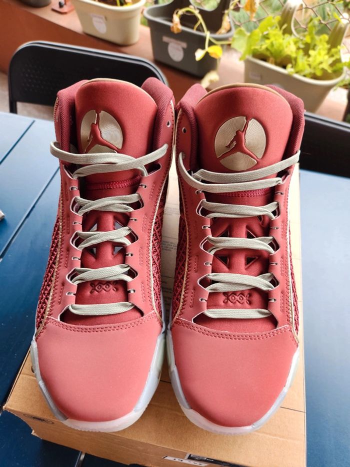 Jordan 28 CNY neuves Taille 44,5 bordeau - photo numéro 4