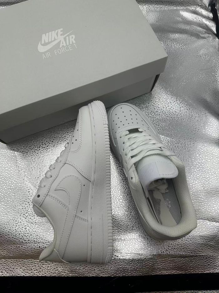 Baskets Nike Air Force 1 pointure 36.5 - photo numéro 1