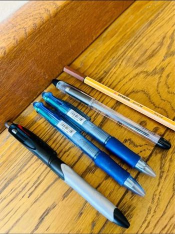 Lot 5 stylos dont quatre couleurs