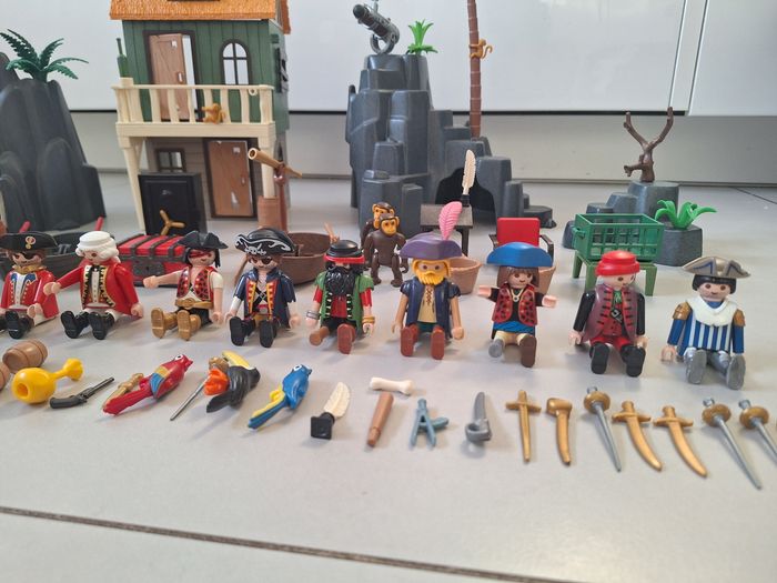 Lot playmobil pirates rt garde royale, maison, rocher, prison, personnages, barques, animaux et accessoires - photo numéro 5