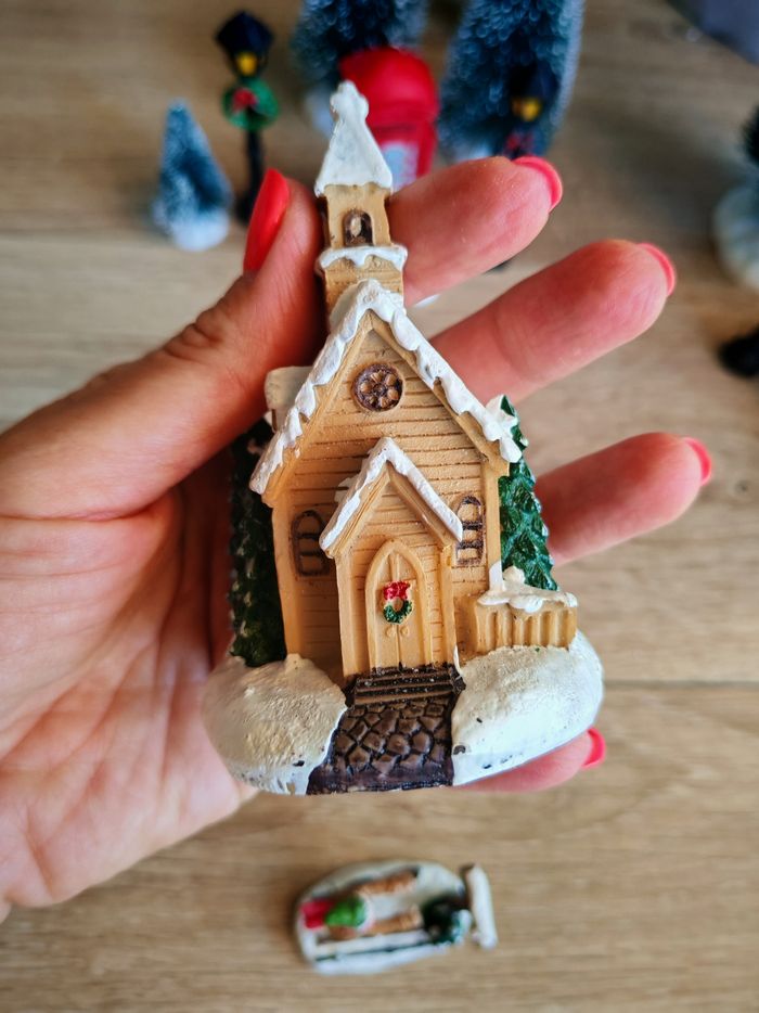 Figurines pour village de noel père noel cabine téléphonique sapin artificiel - photo numéro 4