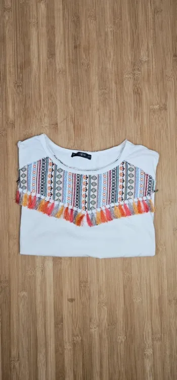 Haut T-shirt blanc cassé avec broderies et pompons colorés
Shein
Taille : S