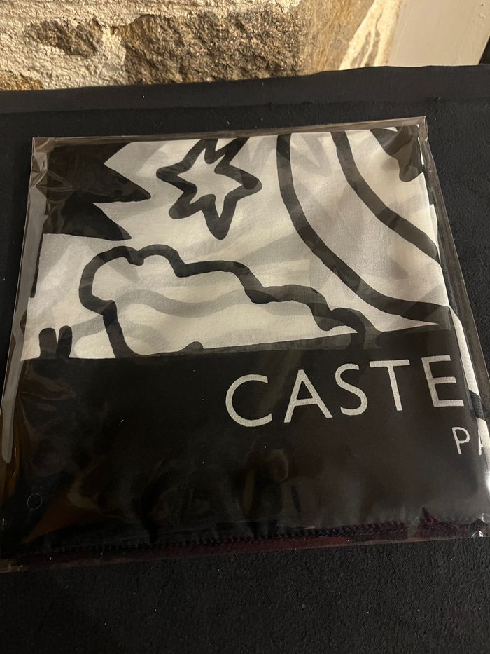 Magnifique foulard Castelbajac Paris 90/90 cm Neuf - photo numéro 3