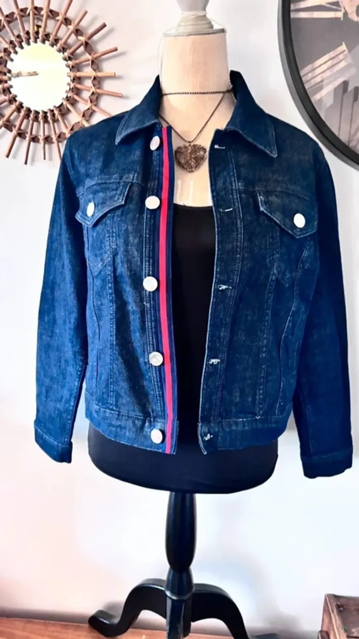💕 veste en jean bleue marine avec galon rouge taille 40 L #claudiepierlot - photo numéro 2