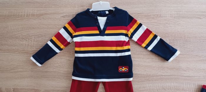 Ensemble 3 pièces bébé garçon Plus Collection, couleur rouge, jaune, blanc et bleu marine, tee-shirt manches longues + pantalon + chaussettes, taille 18 mois - photo numéro 4