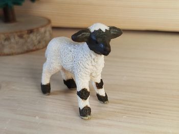 Schleich agneau a tête noire Figurine Animal de la ferme