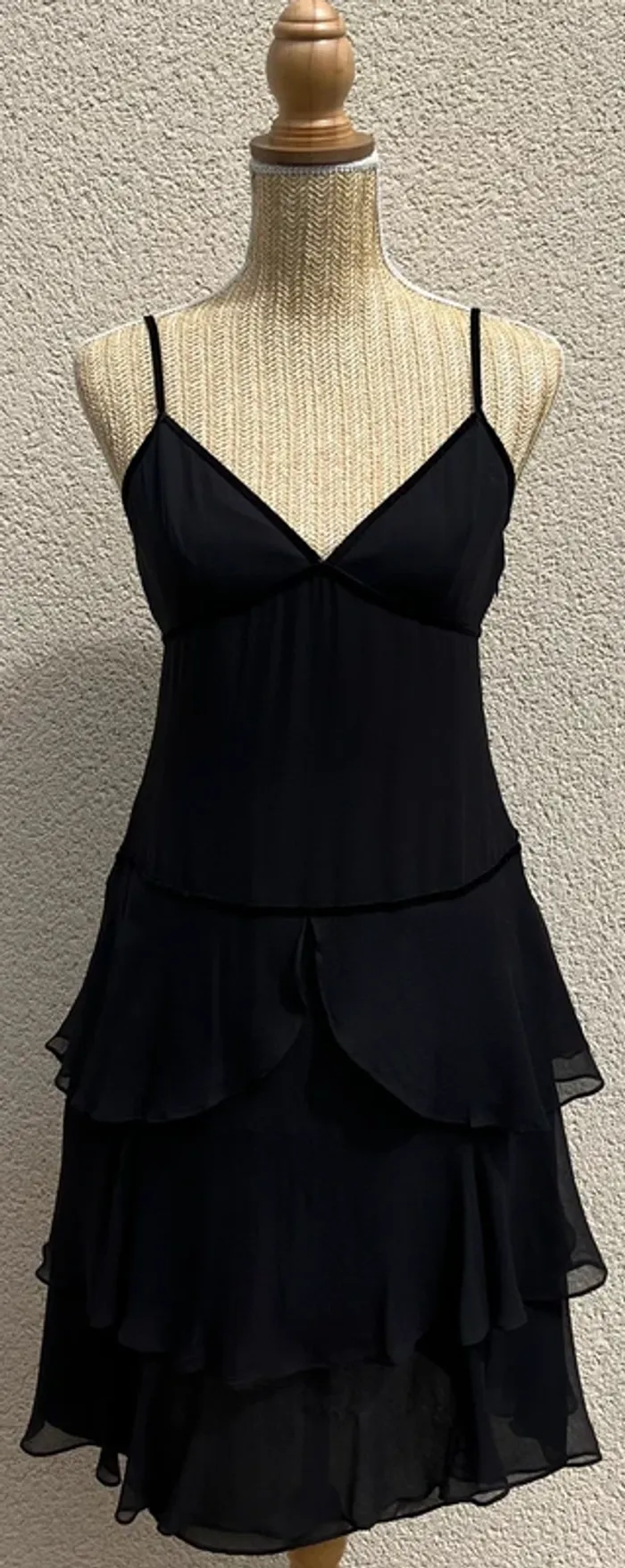 Jolie robe noire avec volants Alain Manoukian, femme, taille : W 38
