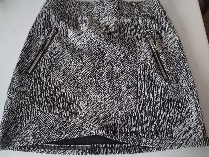 Jupe courte fille 6/8/10 ans .Noir et blanc strié . Coton polyester élasthanne . Parfait état