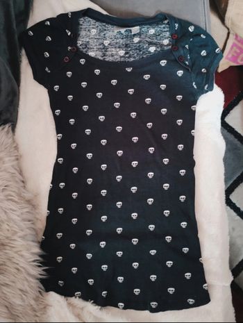 Tee-shirt motifs têtes de mort "Kiabi" en très bon état