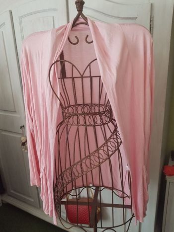 Gilet femme rose. avec poches. Taille 2. L 70 cm