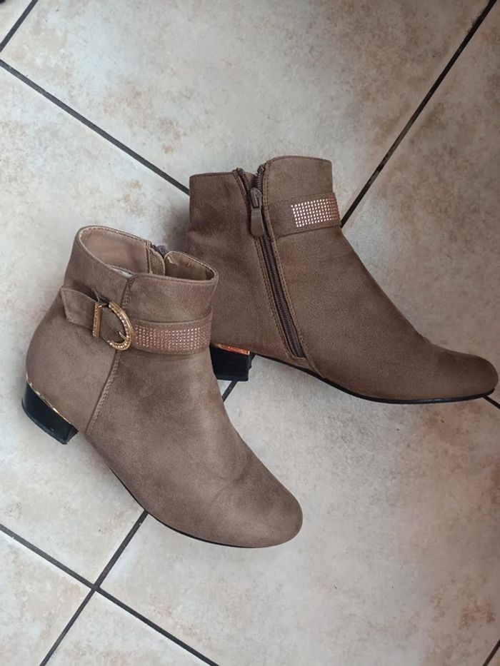 Bottines à talon femme en daim couleur taupe avec détails dorés - photo numéro 2