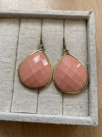 Boucles d’oreilles roses.