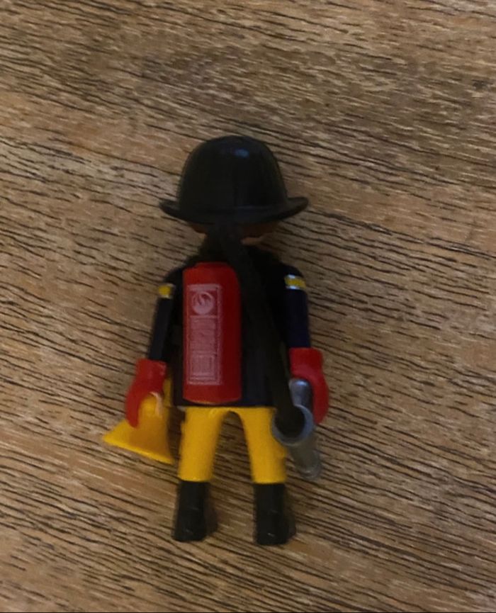 Livre et playmobil pompier - photo numéro 3