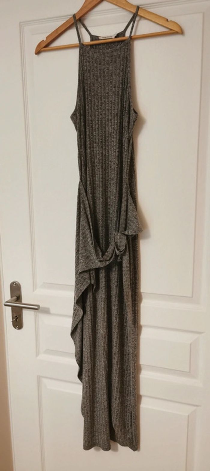 Robe grise fendu d'un côté