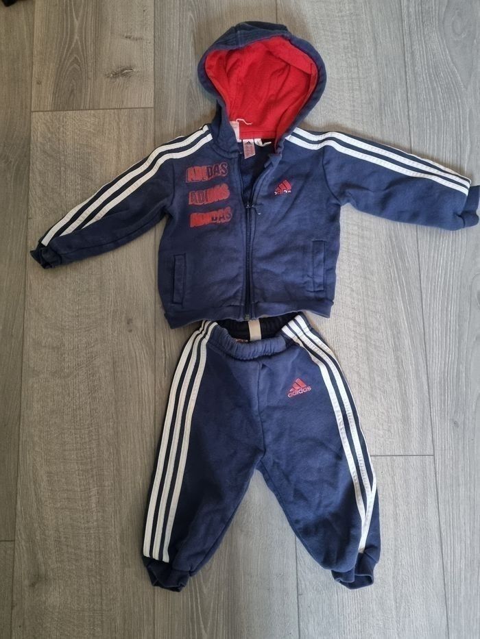 ​Survêtement Bébé Adidas 6-9 mois Bleu Marine Rouge 3 Bandes Tres Bonne Etat