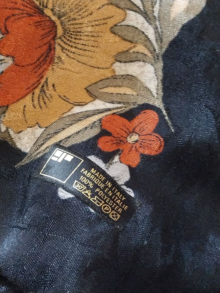 Foulard femme a fleurs Made Italie 100% Polysester - photo numéro 2